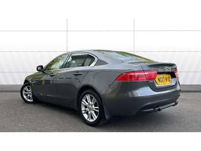 Begagnad Jaguar XE Ingenium 200 HK (147 kW) 2017 Grå Sedan