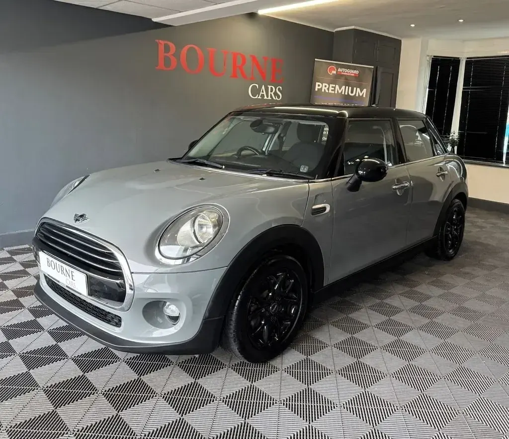 Usado Mini Cooper Hatch 136 CV (100 kW) 2016 Gris Utilitario