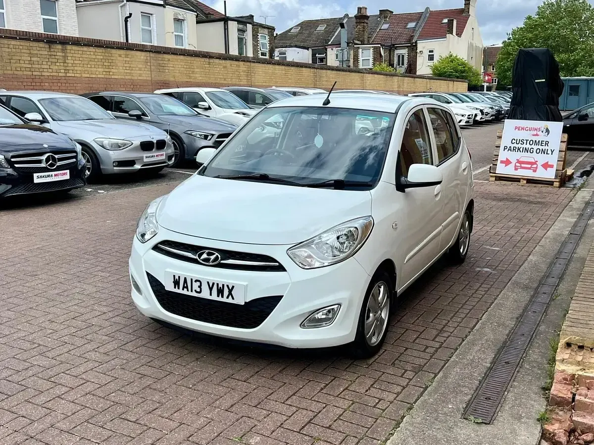 Used Hyundai i10 Active 83 HP (61 kW) 2013 White Hatchback