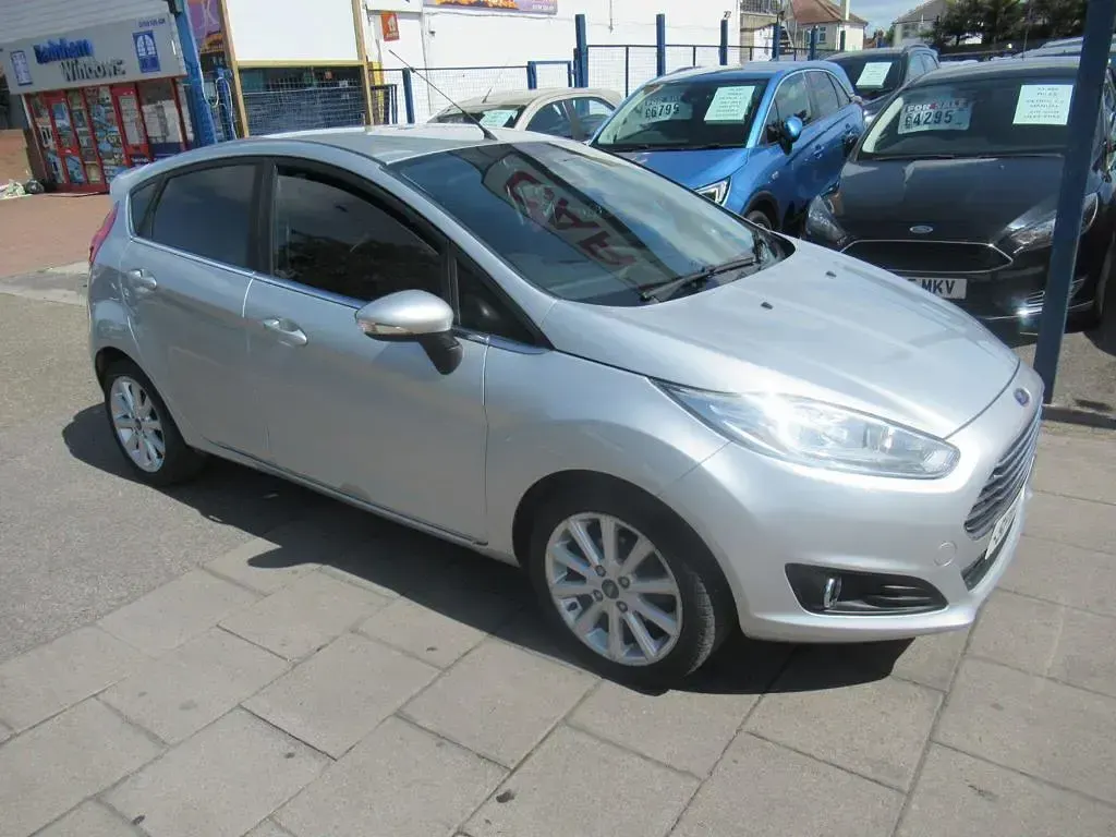 Used Ford Fiesta Titanium 100 HP (73 kW) 2016 Silver Hatchback
