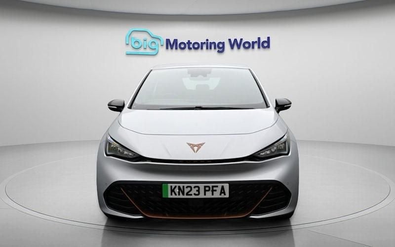 Begagnad Cupra Born 150 kW (204 HK) 2023 Silver Halvkombi