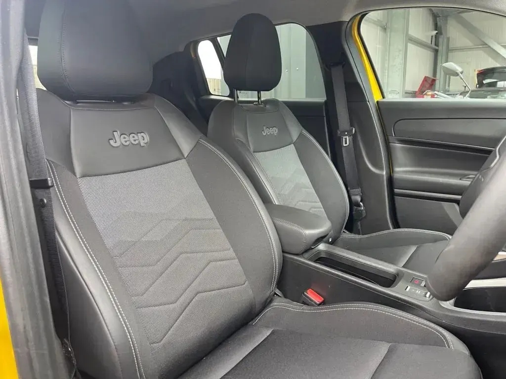 Used Jeep Avenger Summit 100 HP (73 kW) 2025 Yellow SUV
