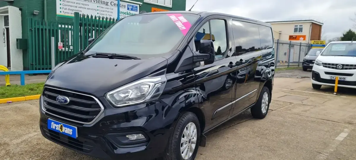 Usado Ford Transit Custom Limited 130 HP (95 kW) 2023 Preto