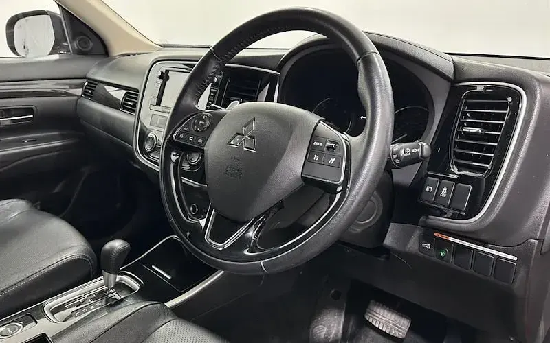 Used Mitsubishi Outlander 150 HP (110 kW) 2018 Red SUV