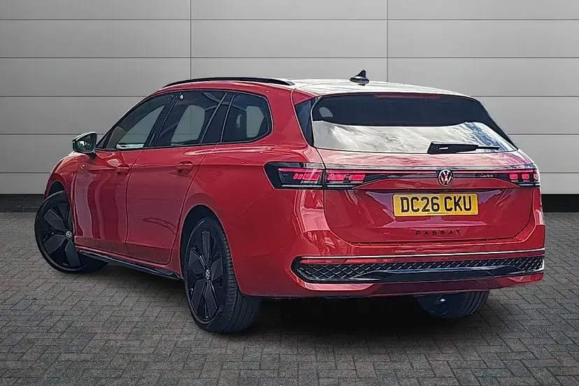 New VW Passat Black Edition 268 HP (197 kW) 2026 Chilli red with black roof Estate