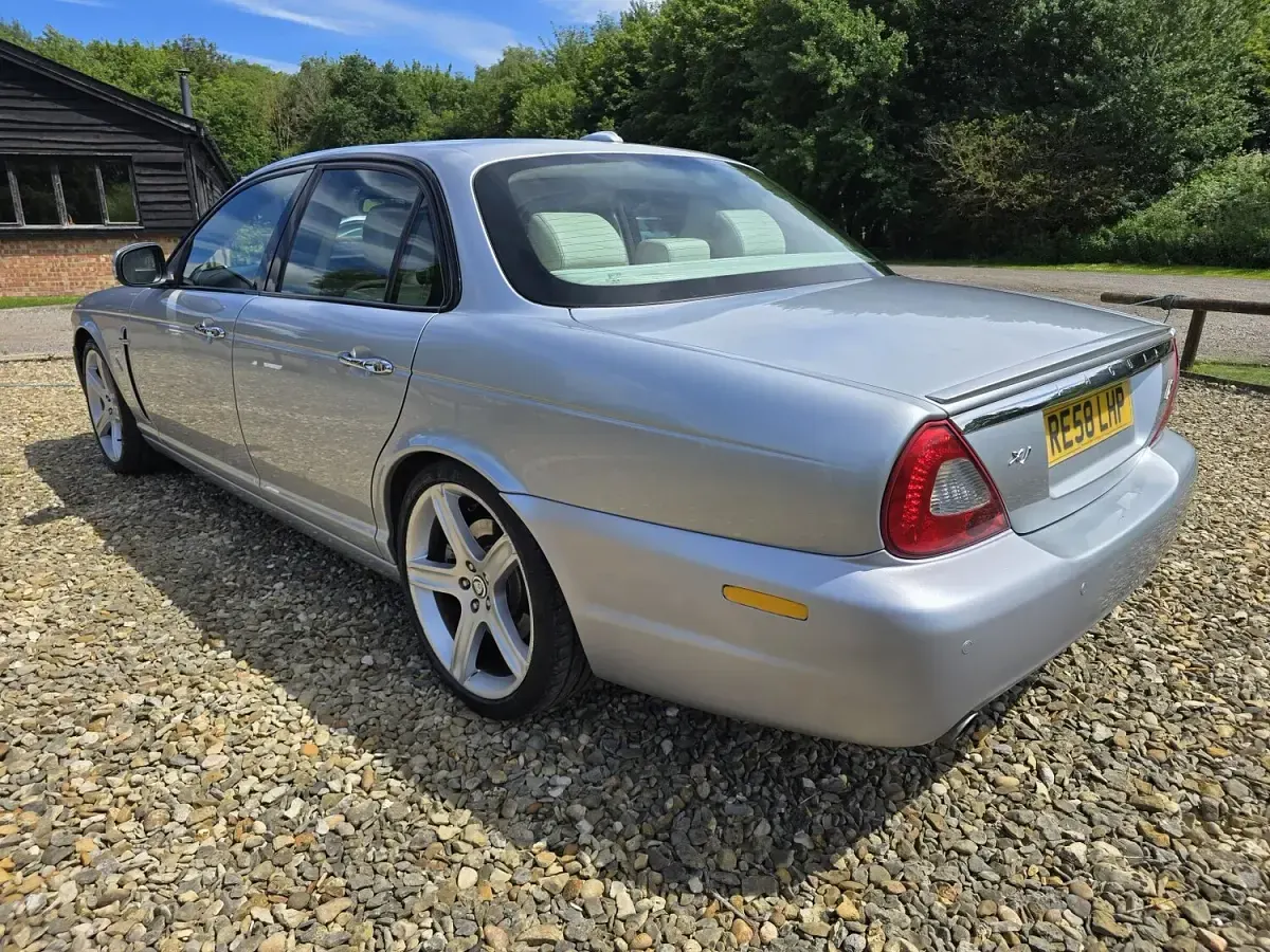 Used Jaguar XJ 207 HP (152 kW) 2008 Silver Sedan