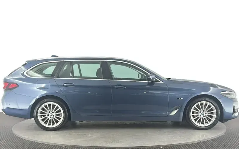 Usado BMW 530e Comfort Edition 292 HP (214 kW) 2023 Azul Carrinha
