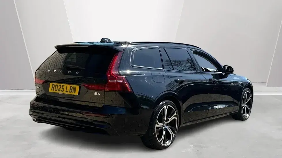 Begagnad Volvo V60 Plus 2025 Svart Kombi
