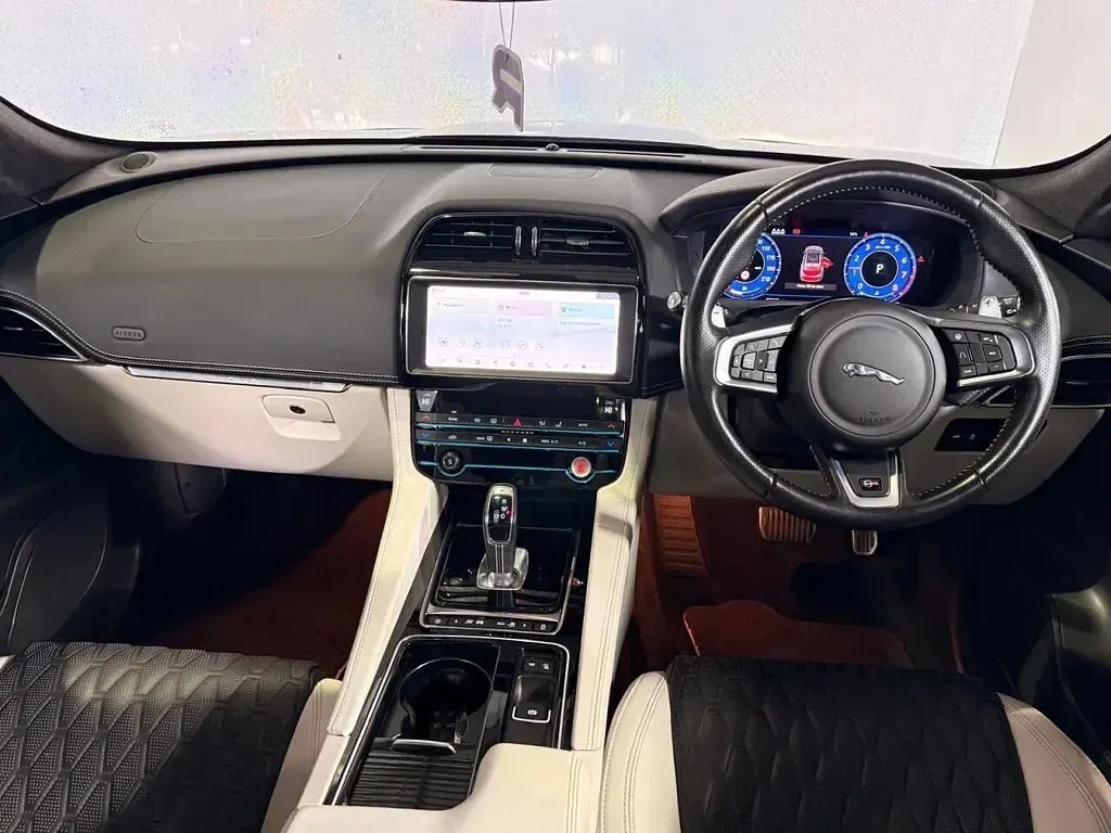 Used Jaguar F-Pace SVR 550 HP (404 kW) 2020 Black SUV