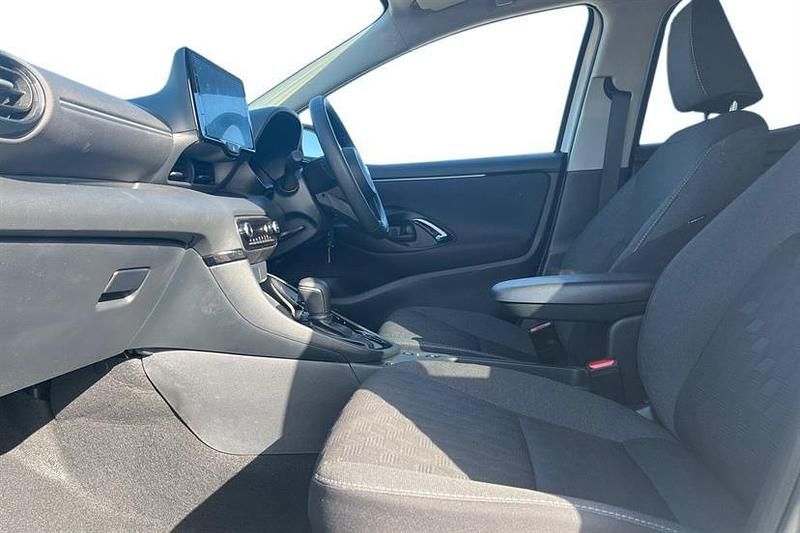 Used Toyota Yaris Hybrid Design 116 HP (85 kW) 2025 Pure white Hatchback