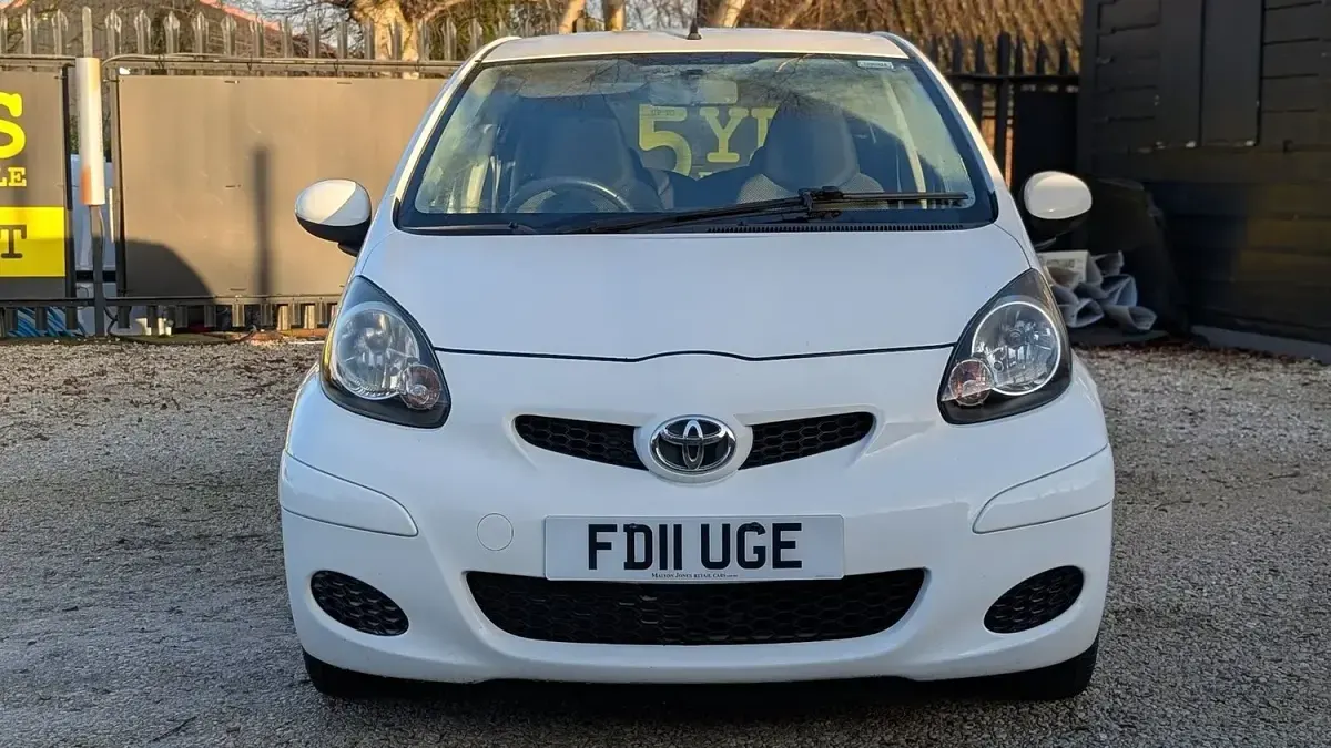 Used Toyota Aygo 67 HP (49 kW) 2011 White Hatchback