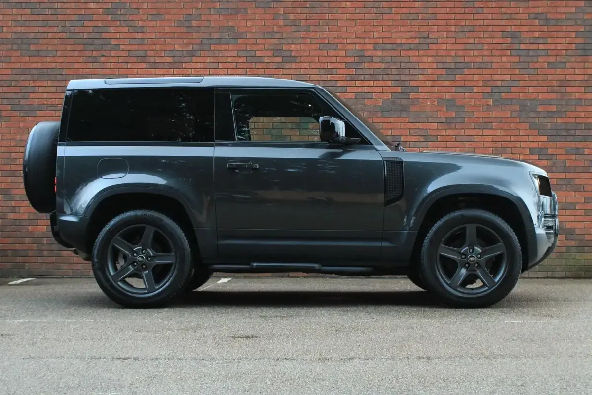 Usado Land Rover Defender SE 300 CV (220 kW) 2023 Gris Familiar