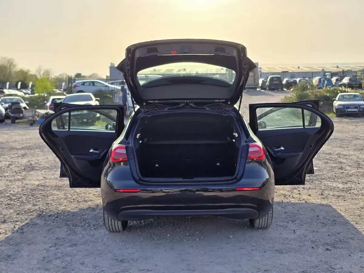 Used Mercedes A180 SE 116 HP (85 kW) 2018 Black Hatchback