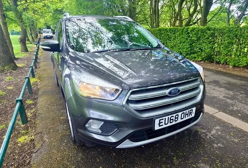 Usado Ford Kuga Zetec 120 CV (88 kW) 2019 Gris SUV
