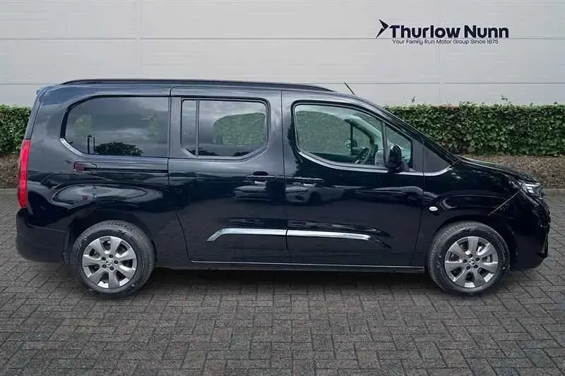 Second-hand Vauxhall Combo Ultimate 100 kW (136 CP) 2025 Negru Monovolum