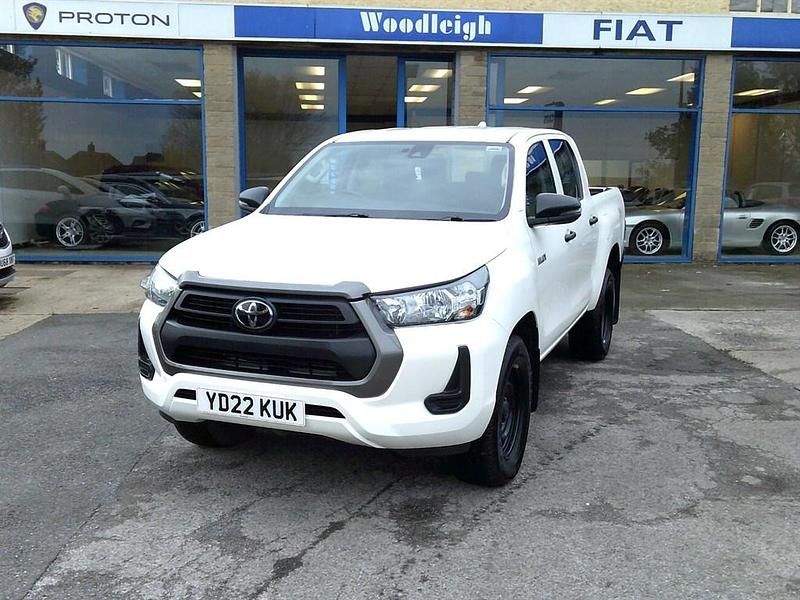 Used Toyota HiLux Active 150 HP (110 kW) 2022 White Pickup