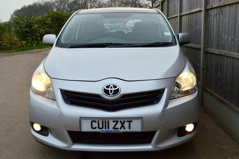 Used Toyota Verso 147 HP (108 kW) 2011 Silver MPV