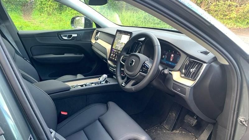 Used Volvo XC60 Plus 247 HP (181 kW) 2025 Green SUV