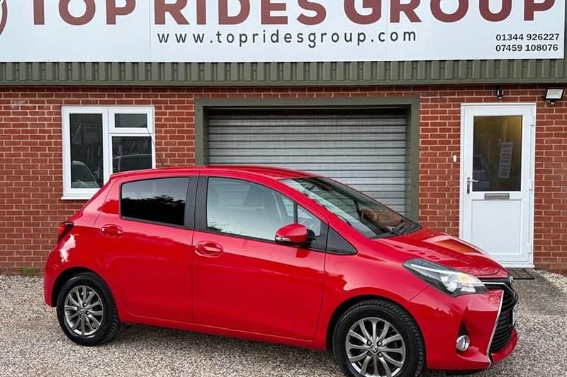 Used Toyota Yaris 99 HP (72 kW) 2016 Red Hatchback