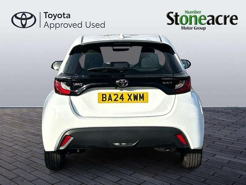 Used Toyota Yaris Hybrid 116 HP (85 kW) 2024 White Hatchback