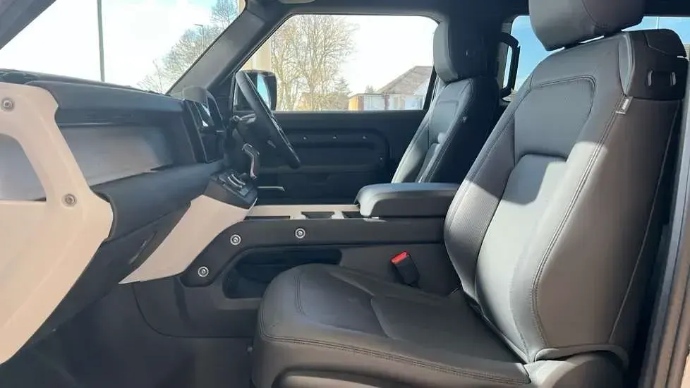 Używany Land Rover Defender SE Dynamic 249 KM (183 kW) 2025 Czarny SUV