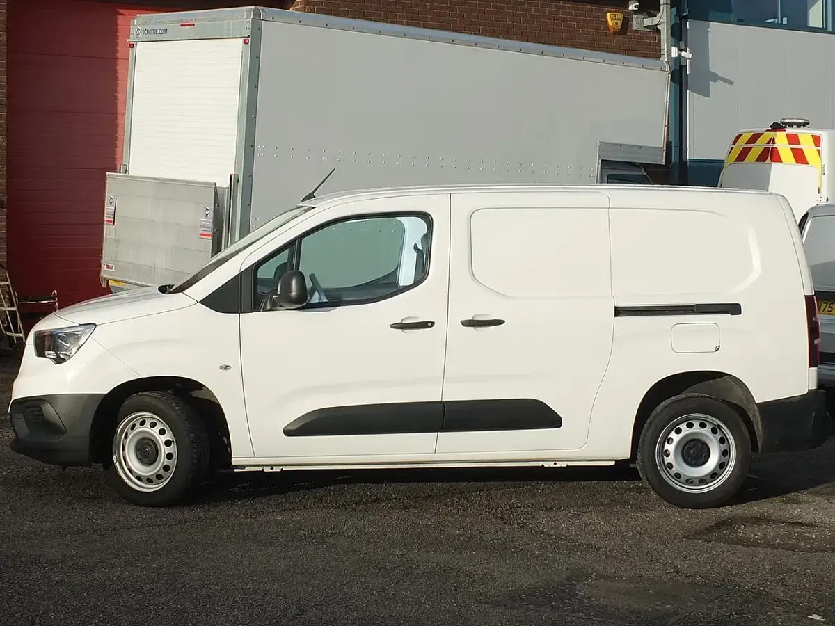 Used Vauxhall Combo 100 HP (73 kW) 2021 White Van