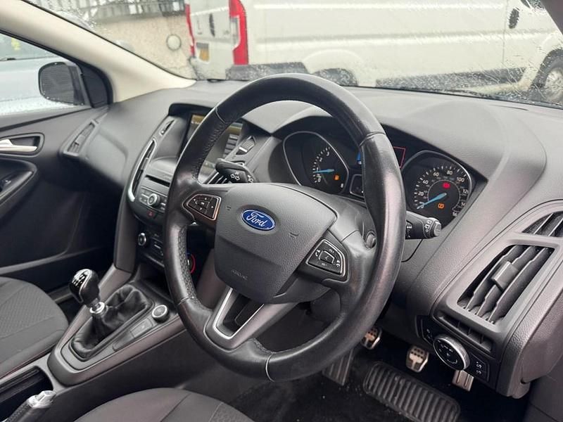 Used Ford Focus Zetec 125 HP (91 kW) 2016 Blue Hatchback