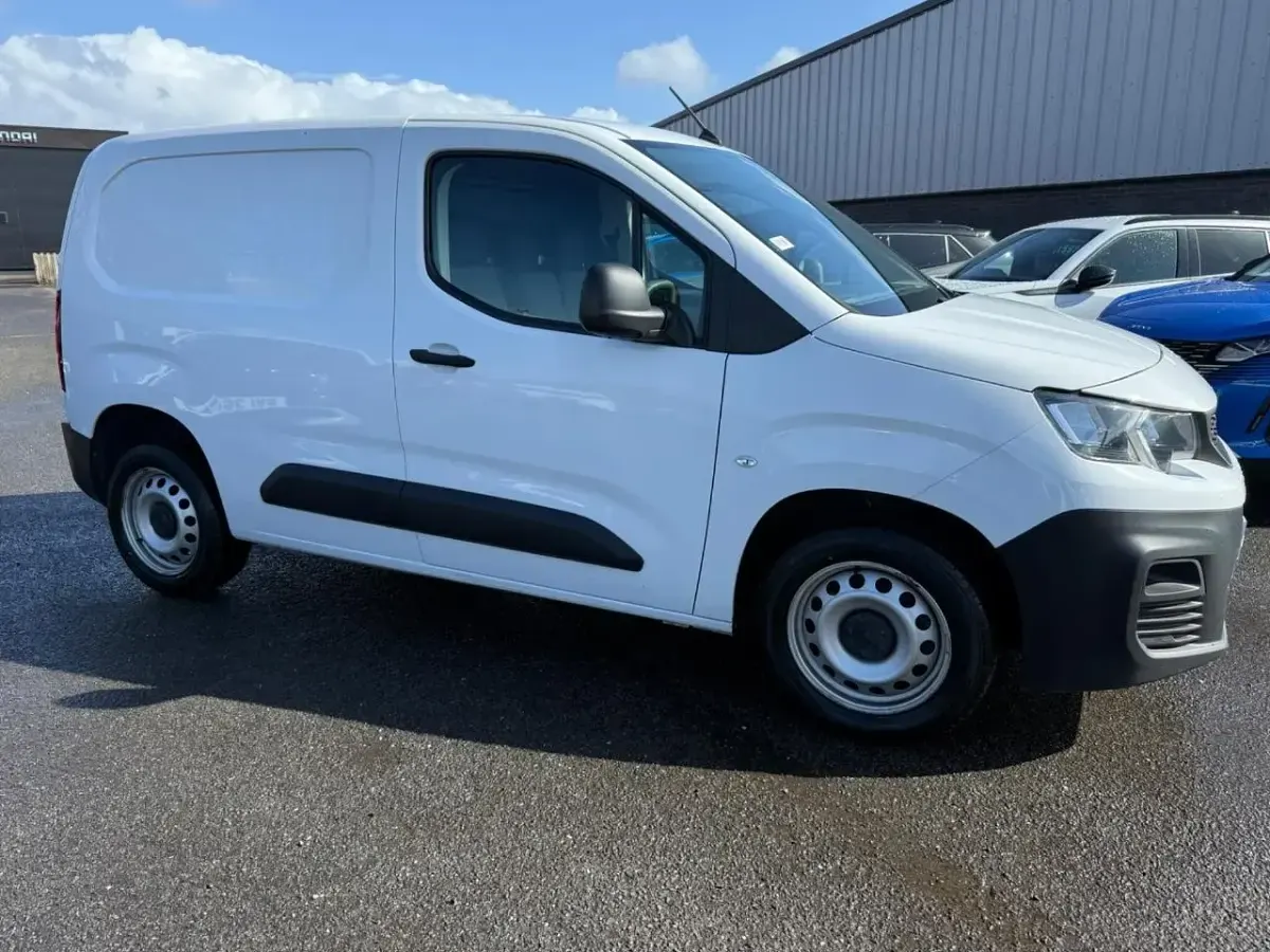 Used Peugeot Partner Premium 102 HP (75 kW) 2023 White MPV