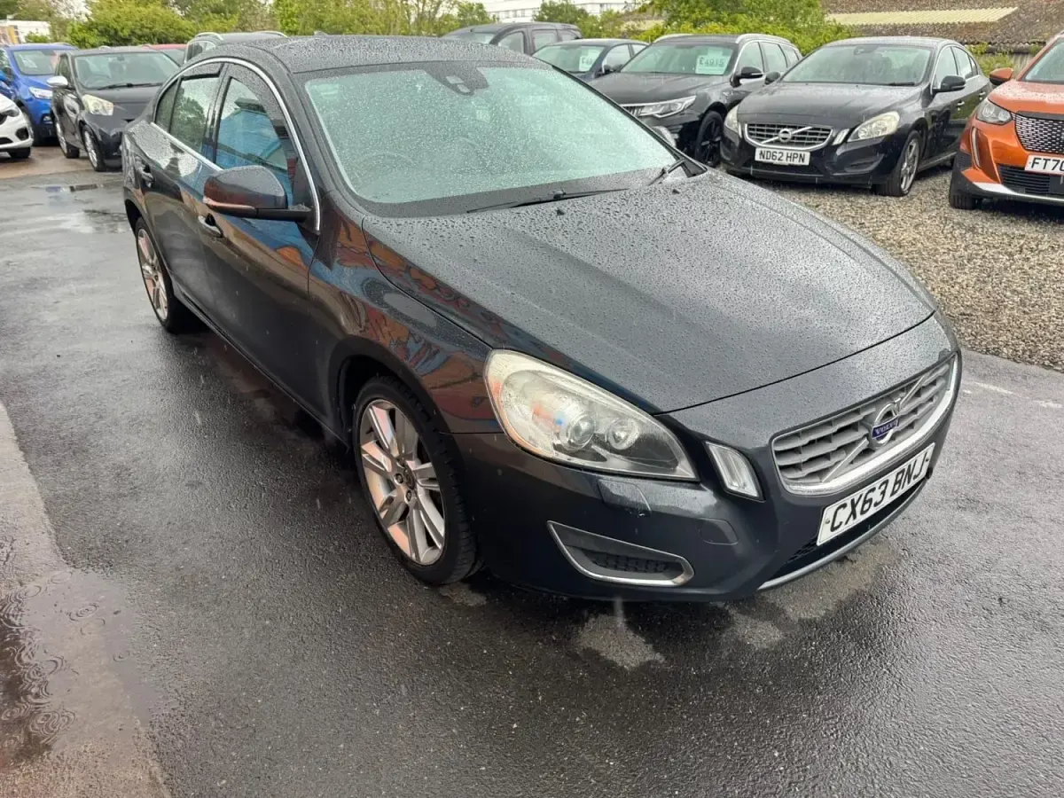 Usado Volvo S60 SE Lux 215 CV (158 kW) 2013 Gris Berlina