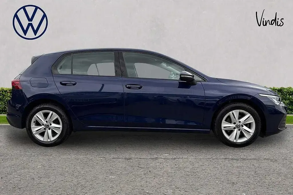 Used VW Golf VIII Life 110 HP (80 kW) 2024 Blue Hatchback