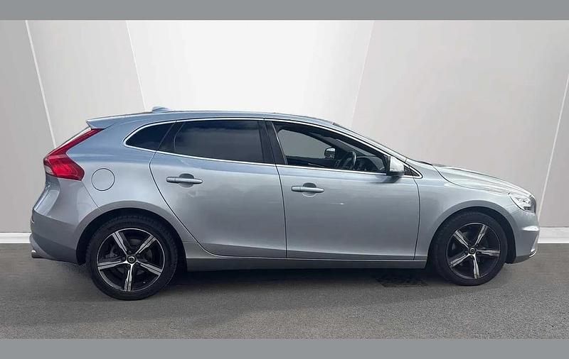 Used Volvo V40 R-Design 121 HP (88 kW) 2018 Silver Hatchback