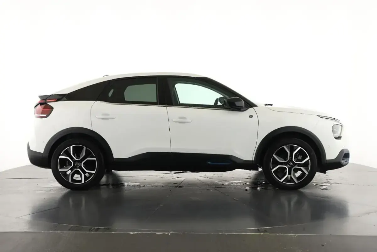 Used Citroën e-C4 Shine 98 kW (134 HP) 2021 White Hatchback