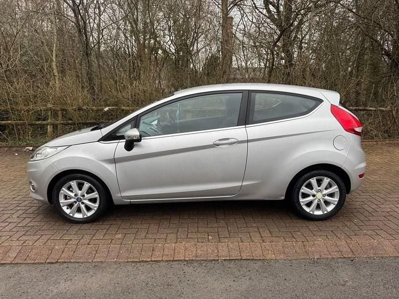 Used Ford Fiesta Zetec 94 HP (69 kW) 2010 Silver Hatchback