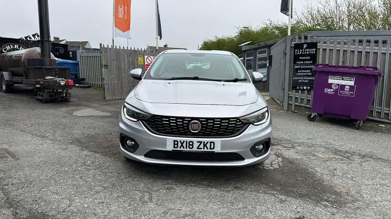 Usado Fiat Tipo Easy Plus 95 HP (69 kW) 2018 Prateado Citadino