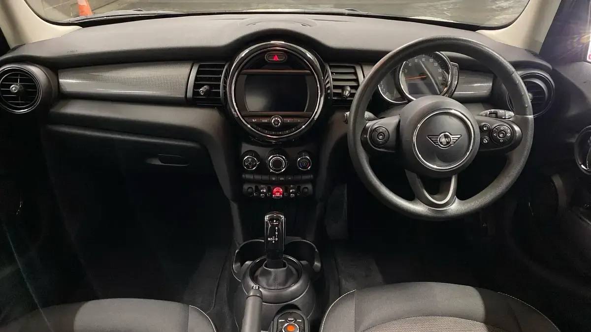 Used Mini Cooper Hatch 134 HP (98 kW) 2018 White Hatchback