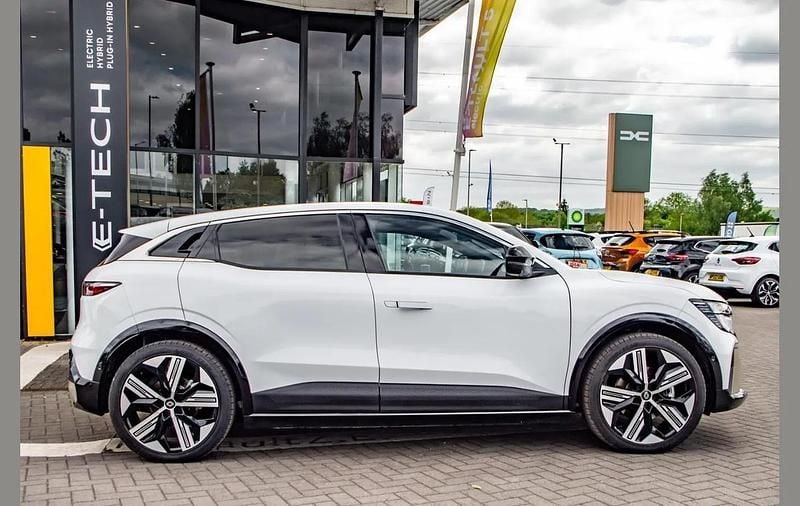 Used Renault Megane E-Tech Iconic 157 kW (214 HP) 2025 White Hatchback