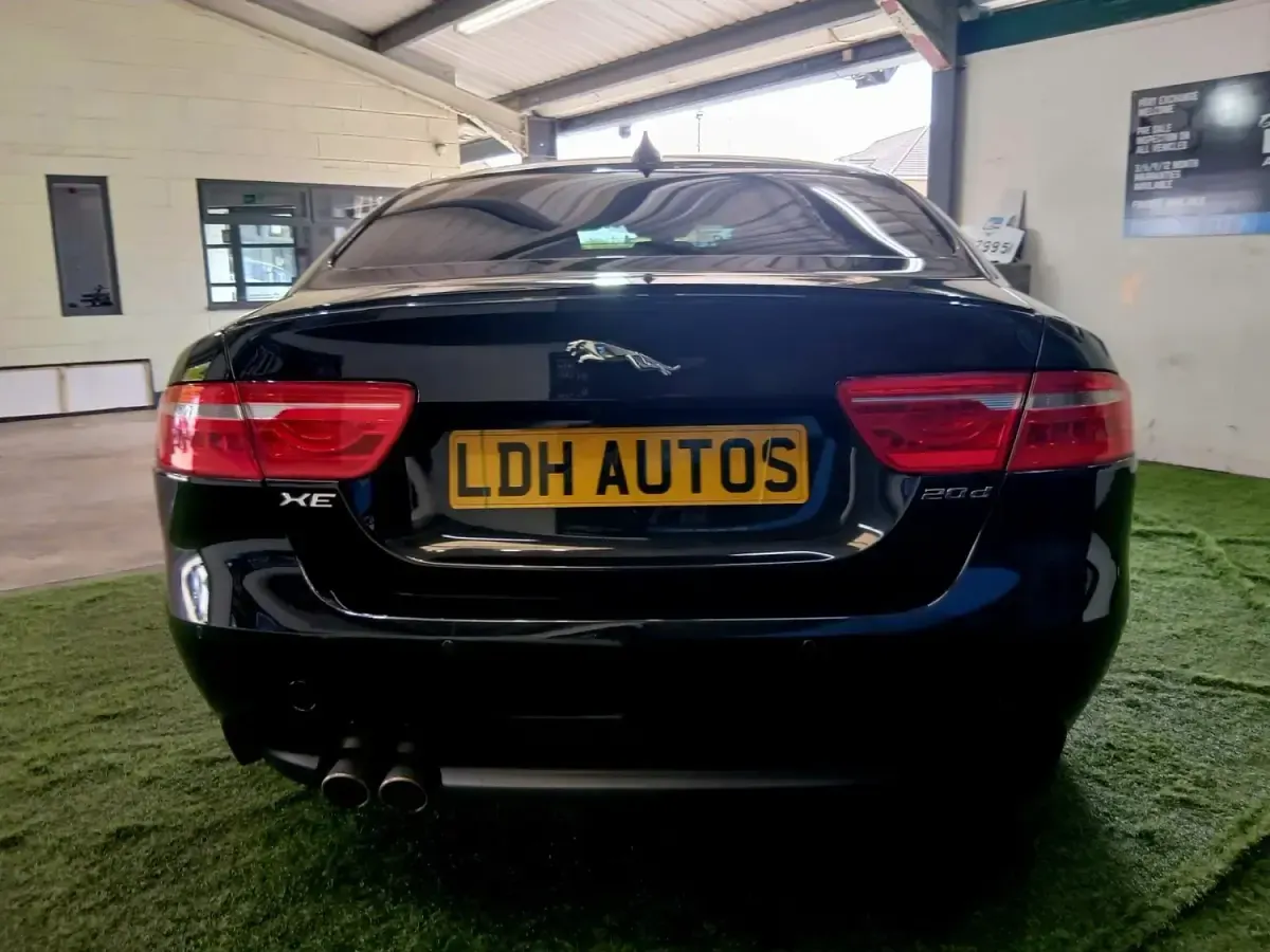 Gebraucht Jaguar XE R-Sport 180 PS (132 kW) 2017 Schwarz Limousine