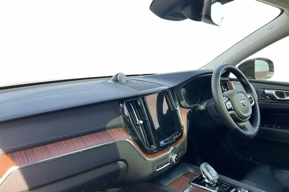 Second-hand Volvo XC60 Ultimate 250 CP (183 kW) 2023 Gri SUV