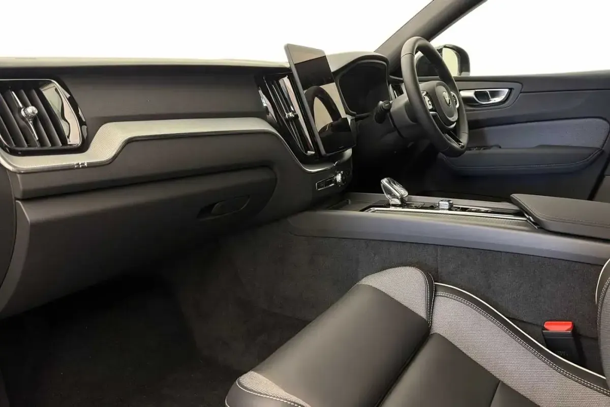 New Volvo XC60 Plus 345 HP (253 kW) 2026 Black SUV