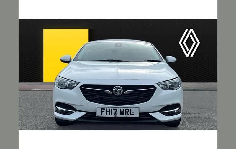Used Vauxhall Insignia SRi 165 HP (121 kW) 2017 White Hatchback