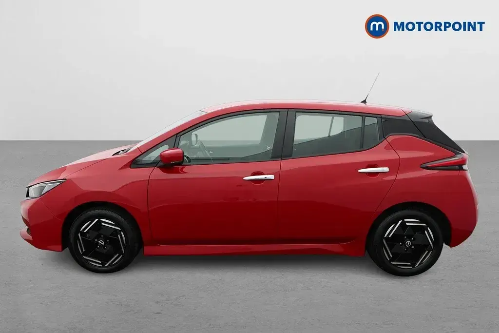 Używany Nissan Leaf Acenta 110 kW (150 KM) 2022 Czerwony Hatchback