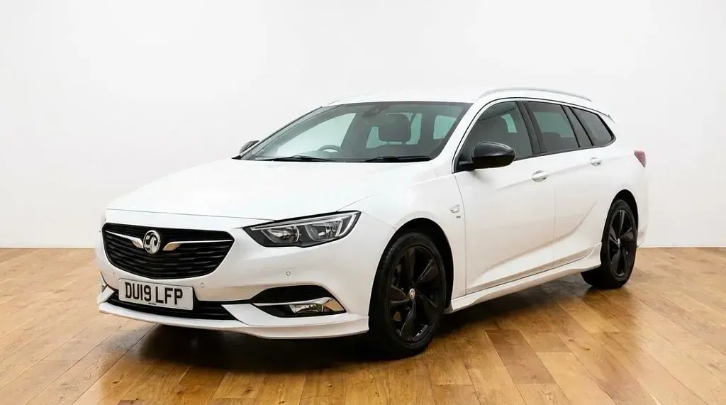 Used Vauxhall Insignia SRi 170 HP (125 kW) 2019 White Hatchback