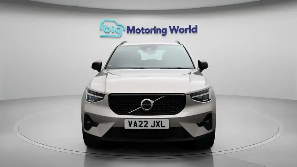 Used Volvo XC40 Plus 211 HP (155 kW) 2022 Gold SUV