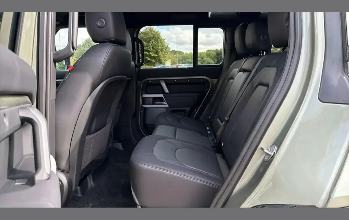 Used Land Rover Defender Dynamic 404 HP (297 kW) 2024 Green SUV