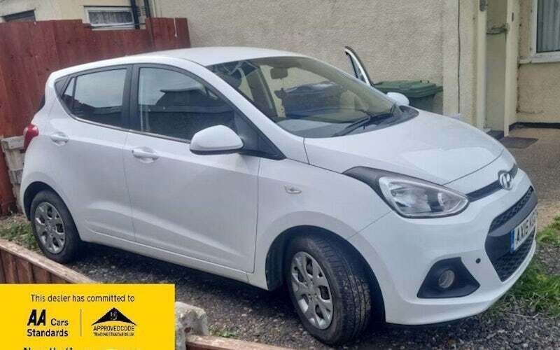 White Used 2016 Hyundai i10 SE Hatchback | £7,480 (Fair price) - Image 1/4