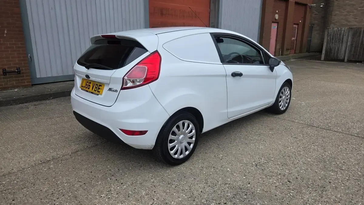 Used Ford Fiesta 75 HP (55 kW) 2016 White Hatchback