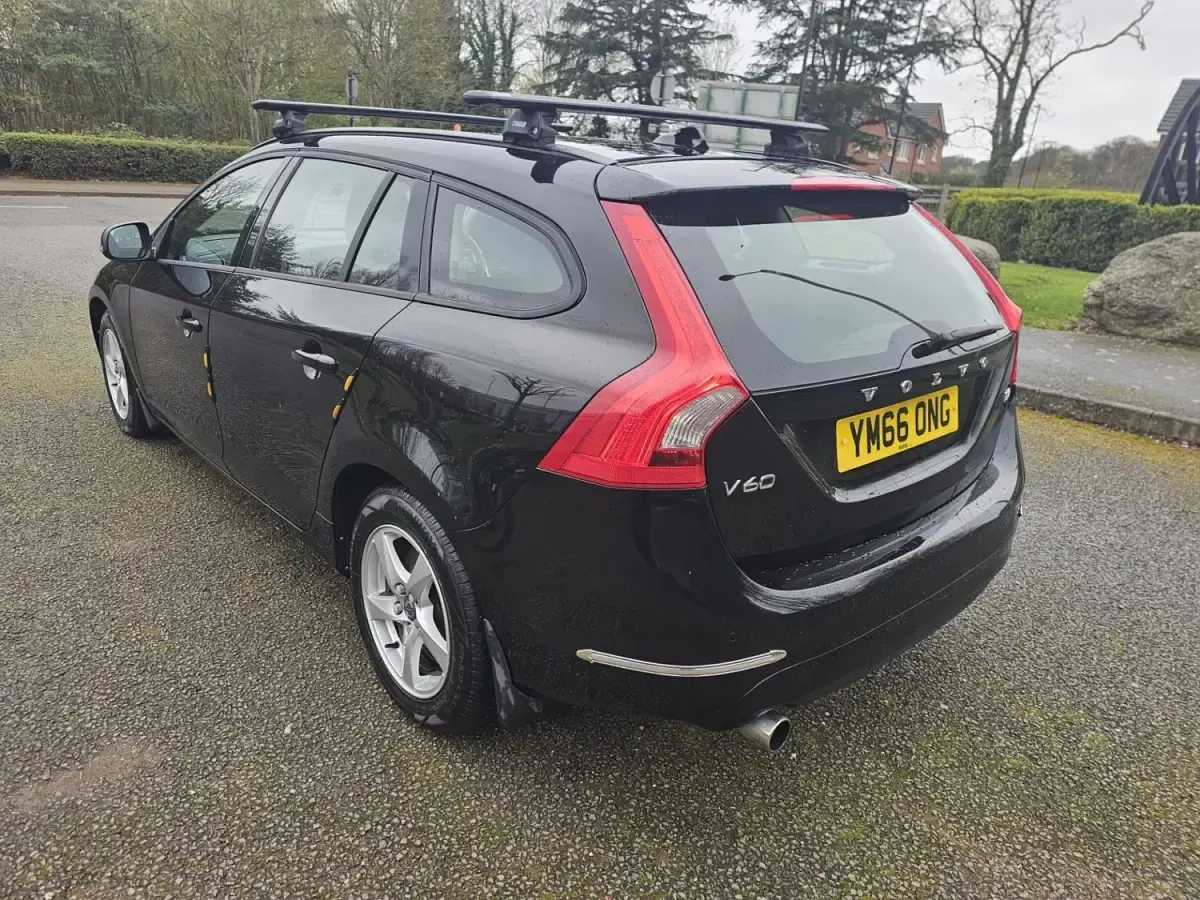 Usado Volvo V60 Business Edition 120 HP (88 kW) 2017 Preto Carrinha