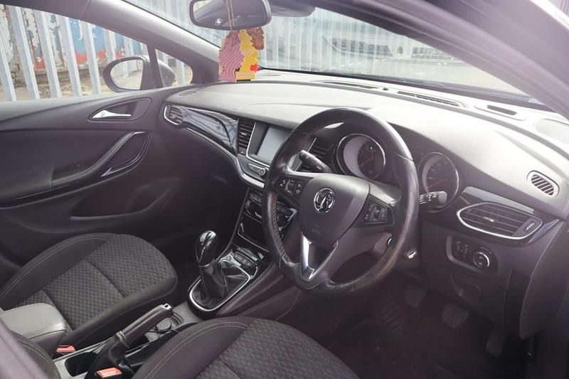 Used Vauxhall Astra SRi 110 HP (80 kW) 2017 Black Hatchback