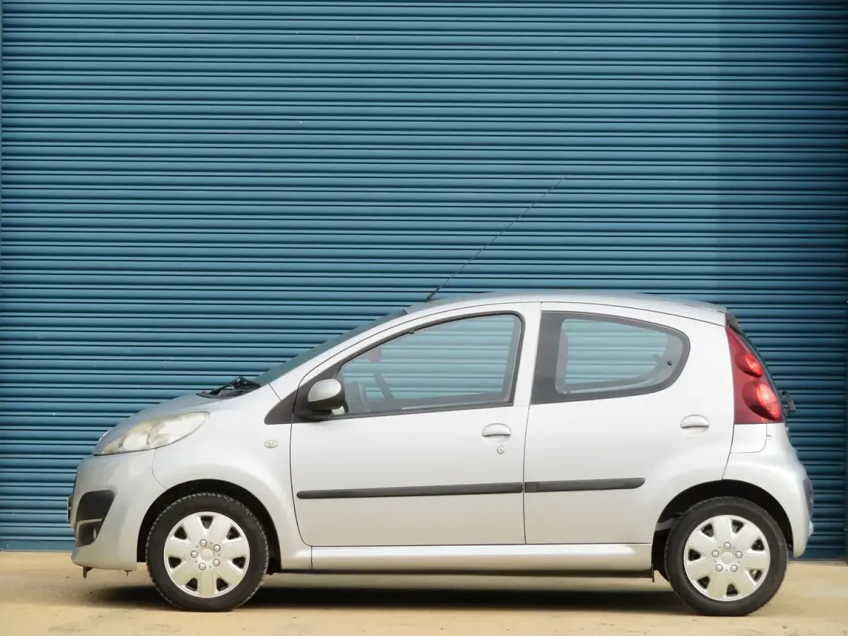 Used Peugeot 107 Active 68 HP (50 kW) 2012 Silver Hatchback