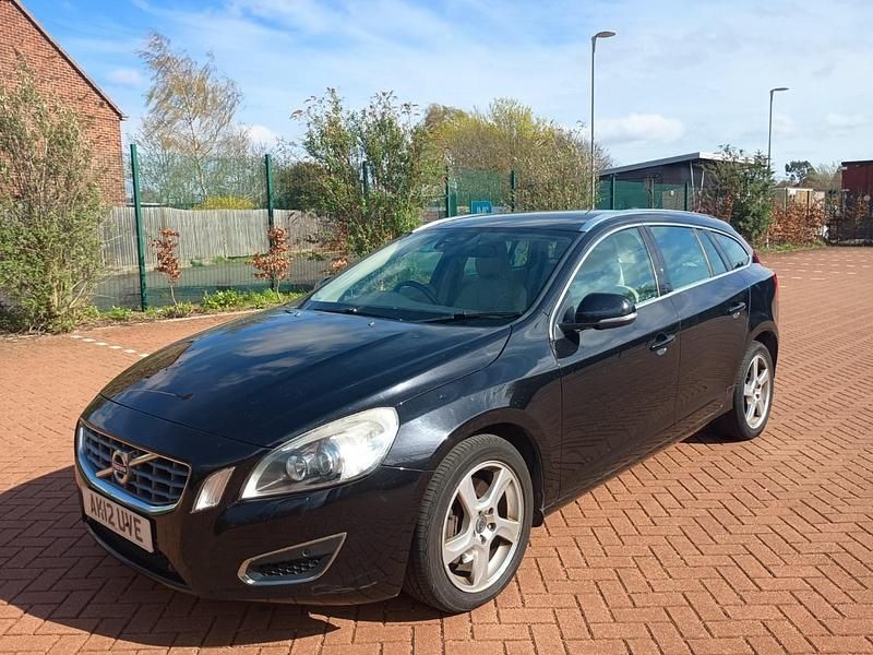 Usado Volvo V60 SE Lux 215 HP (158 kW) 2012 Preto Carrinha